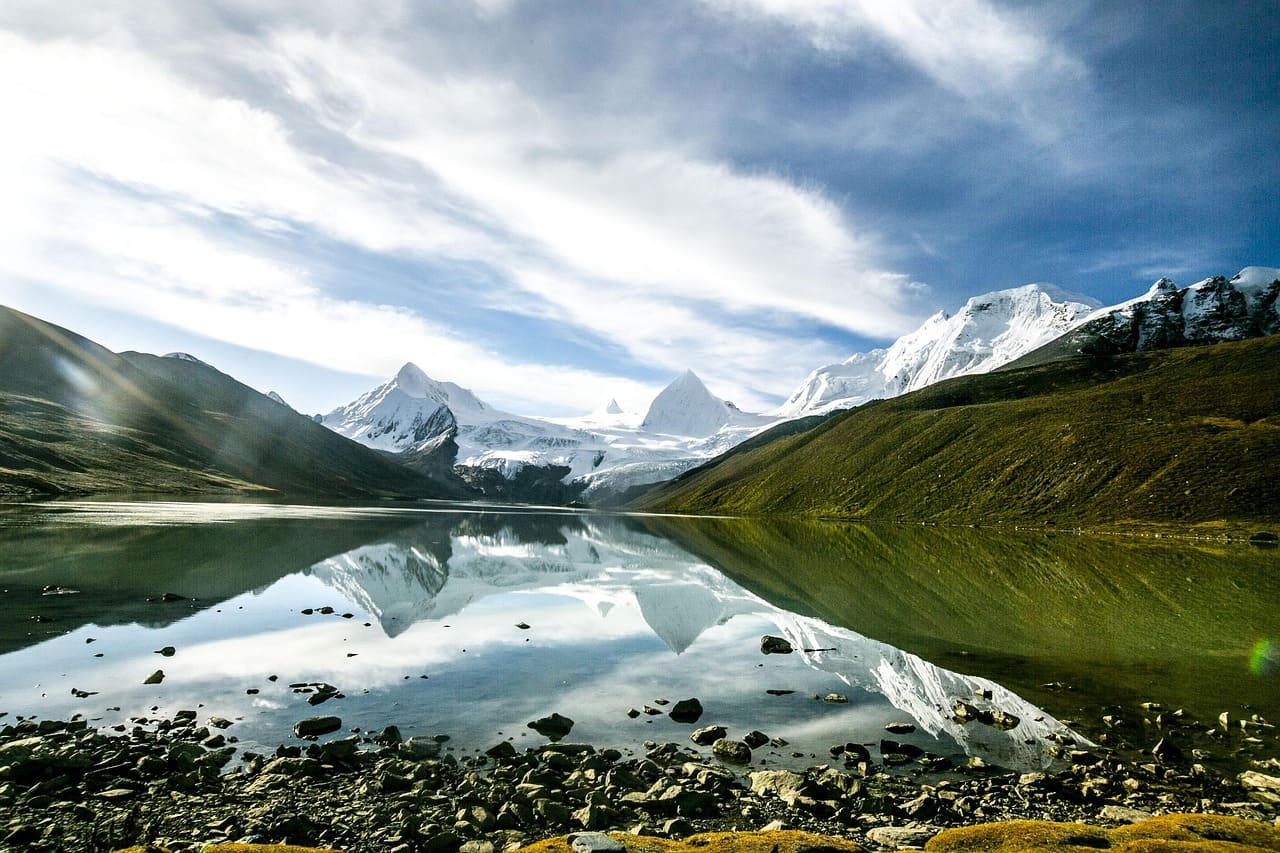 Kailash-mountain-ranges-reflections-in-the-lake